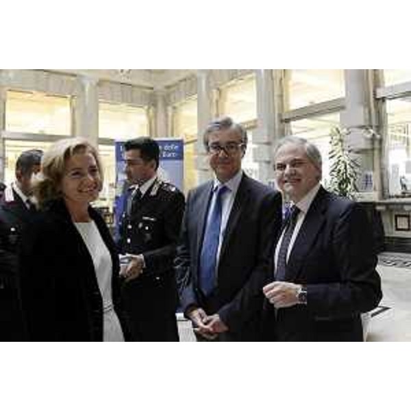 Francesco Peroni (Assessore regionale Finanze, Patrimonio, Coordinamento e Programmazione Politiche economiche e comunitarie) e Ciro Schioppa (Vicedirettore sede Trieste Banca d'Italia) alla presentazione della nuova banconota da 10 euro, nella sede della Banca d'Italia - Trieste 23/09/2014
