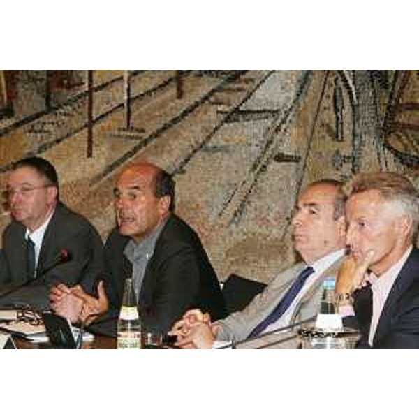 Alessandro Tesini (Presidente Consiglio regionale), Pierluigi Bersani (Ministro Attività produttive), Adalberto Valduga (Presidente CCIAA Udine) e Riccardo Illy (Presidente Regione Friuli Venezia Giulia) nel corso dell'incontro con gli imprenditori alla Camera di Commercio di Udine. (Udine 03/09/07)