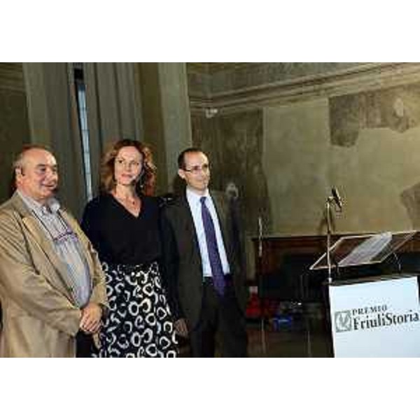 Giulio Giustiniani (Presidente Associazione Friuli Storia), Lucia Ceci (Premio Friuli Storia 2014 con "L'Interesse superiore. Il Vaticano e l'Italia di Mussolini") e Tommaso Piffer (Presidente Giuria scientifica Premio Friuli Storia), nel Salone del Castello - Udine 25/09/2014
