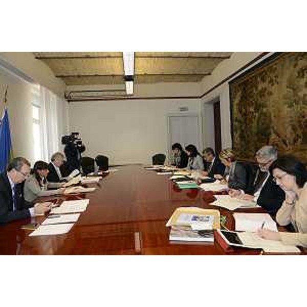 S.Bolzonello e D.Serracchiani (Vicepresidente e presidente Regione Friuli Venezia Giulia), D.Bertuzzi (Segretario generale Presidenza Regione FVG) e gli assessori regionali L.Panariti (Lavoro), M.Santoro (Infrastrutture), F.Peroni (Finanze), M.S.Telesca (Salute), P.Panontin (Funzione pubblica), S.Vito (Ambiente), durante la riunione della Giunta regionale nella sede della Regione FVG - Trieste 26/09/2014
