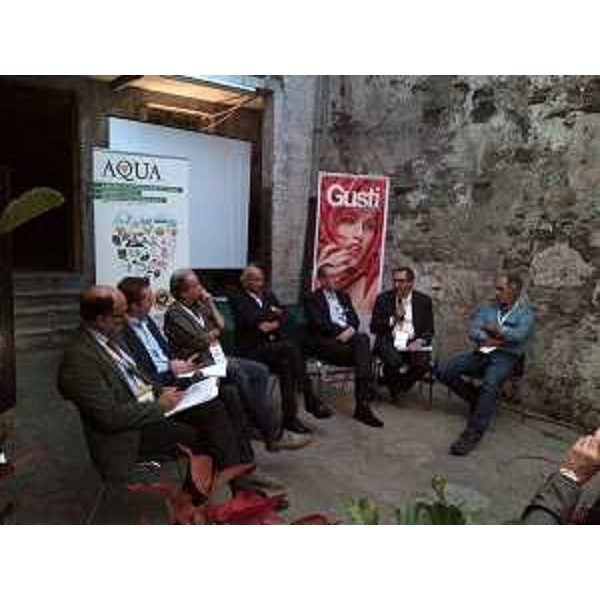 Paolo Stefanelli (ERSA), Robert Princic (Presidente Consorzio Collio e Carso), Marco Visintin (Comitato Produttori Gubana goriziana), Ettore Romoli (Sindaco Gorizia), Sergio Bolzonello (Vicepresidente Regione FVG e assessore regionale Attività produttive), Stefano Polzot (Giornalista) e Carlo Brumat (Presidente Associazione Produttori Rosa di Gorizia) alla tavola rotonda "Street food ed eccellenze locali. Dal global al glocal, la valorizzazione delle tipicità" - Gorizia 27/09/2014