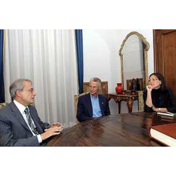 Il Direttore dell'Agenzia delle Dogane del Friuli Venezia Giulia Paolo Pantalone ricevuto da Riccardo Illy (Presidente Regione Friuli Venezia Giulia) e da Michela Del Piero (Assessore regionale Risorse economiche e finanziarie) nella sede della Presidenza a Trieste. (Trieste 04/09/07)