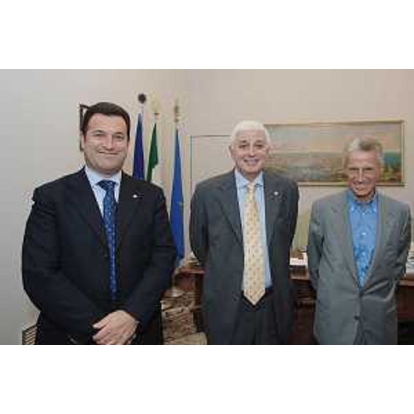 Franco Iacop (Assessore regionale Autonomie locali), Luciano D'Agata (Dirigente del Compartimento di Polizia Stradale del Friuli Venezia Giulia) e Riccardo Illy (Presidente Regione Friuli Venezia Giulia) nella sede della Giunta regionale a Trieste. (Trieste 05/09/07)