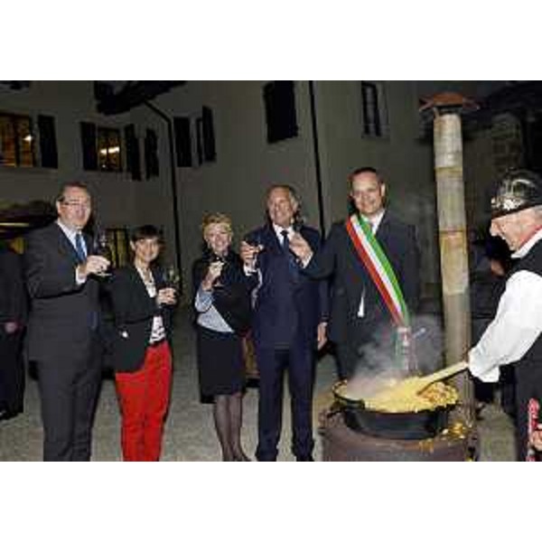Sergio Bolzonello (Vicepresidente Regione FVG e assessore regionale Attività produttive), Debora Serracchiani (Presidente Regione Friuli Venezia Giulia), Linda Douglass Phillips, John Phillips (Ambasciatore USA in Italia) e Sandro Rovedo (Sindaco Frisanco) - Frisanco 03/10/2014