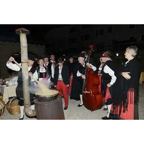 Debora Serracchiani (Presidente Regione Friuli Venezia Giulia) alla festa per la visita di John Phillips (Ambasciatore USA in Italia) - Frisanco 03/10/2014