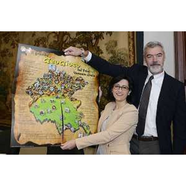 Gli assessori regionali Sara Vito (Ambiente ed Energia) e Paolo Panontin (Funzione pubblica, Autonomie locali, Coordinamento Riforme, Caccia e Risorse ittiche, Protezione civile) presentano "Il grande GeoGioco del Friuli Venezia Giulia" - Trieste 26/09/2014