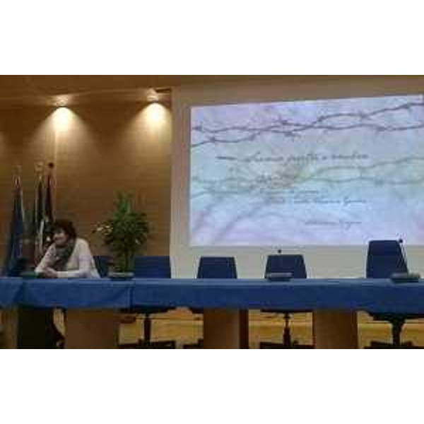 Loredana Panariti (Assessore regionale Lavoro, Formazione, Istruzione, Pari Opportunità, Politiche giovanili e Ricerca) introduce la proiezione del film "Siamo pietre e ombra 1914-1918. Memorie di guerra in Friuli Venezia Giulia" prodotto dalla Regione FVG, nell'Auditorium regionale - Udine 06/10/2014