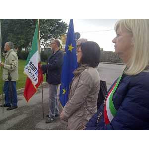 Sara Vito (Assessore regionale Ambiente) e Silvia Altran (Sindaco Monfalcone) alla cerimonia organizzata dall'Associazione Nazionale fra lavoratori Mutilati e Invalidi del Lavoro (ANMIL), in cimitero - Monfalcone 09/10/2014