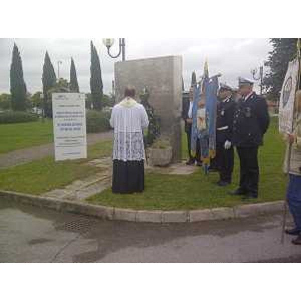 Don Gilberto Dudine officia la funzione alla cerimonia organizzata dall'Associazione Nazionale fra lavoratori Mutilati e Invalidi del Lavoro (ANMIL), in cimitero - Monfalcone 09/10/2014