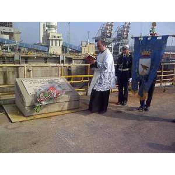 Don Gilberto Dudine officia la funzione alla cerimonia organizzata dall'Associazione Nazionale fra lavoratori Mutilati e Invalidi del Lavoro (ANMIL) in testa al grande bacino per la costruzione di navi, alla Fincantieri - Monfalcone 09/10/2014