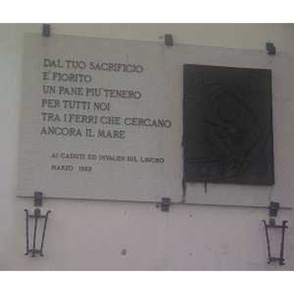 Targa che ricorda gli operai morti negli anni '60 durante la realizzazione del grande bacino per la costruzione delle navi, alla Fincantieri - Monfalcone 09/10/2014