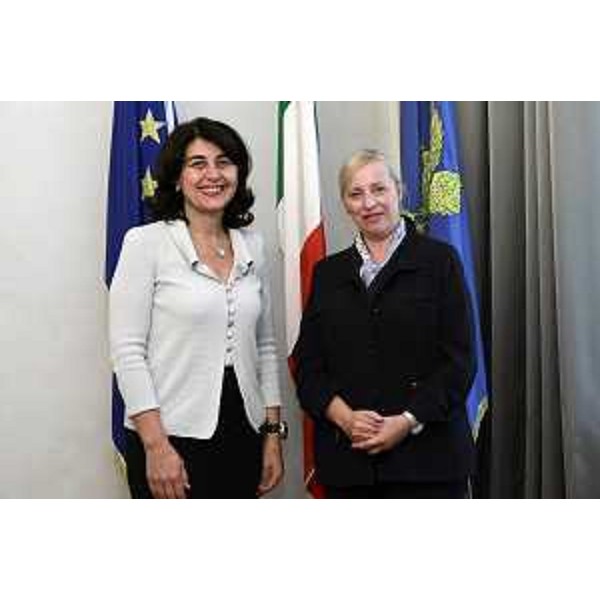 Mariagrazia Santoro (Assessore regionale Infrastrutture, Mobilità, Pianificazione territoriale, Lavori pubblici, Università) e Ingrid Sergas (Console generale di Slovenia a Trieste), nella sede della Regione Friuli Venezia Giulia - Trieste 08/10/2014