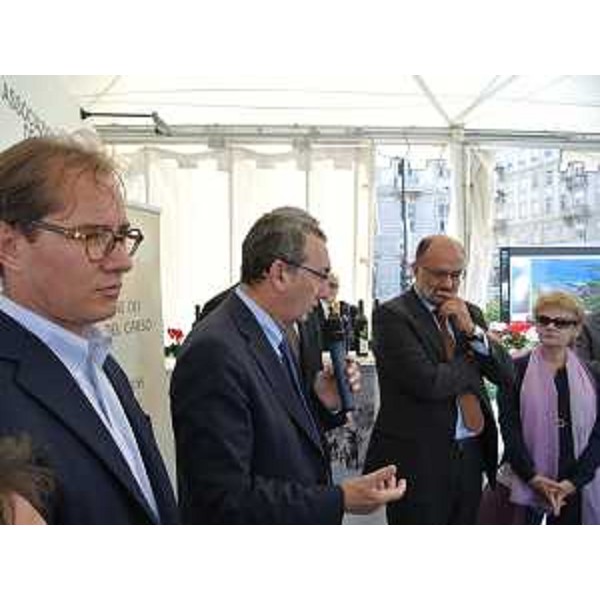 Mitja Gialuz (Presidente Società Velica Barcola e Grignano), Sergio Bolzonello (Vicepresidente Regione FVG e assessore regionale Risorse agricole e forestali) e Paolo Stefanelli (Direttore Agenzia regionale per lo sviluppo rurale - ERSA) all'inaugurazione dello stand ERSA alla XLVI Barcolana - Villaggio Barcolana, Trieste 10/10/2014