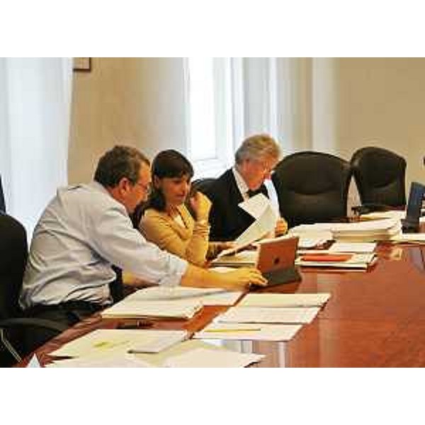 Sergio Bolzonello (Vicepresidente e assessore Attività produttive, Commercio, Cooperazione, Risorse agricole e forestali), Debora Serracchiani (Presidente Regione Friuli Venezia Giulia) e Daniele Bertuzzi (Segretario generale Presidenza Regione FVG) durante la riunione della Giunta regionale - Trieste 10/10/2014