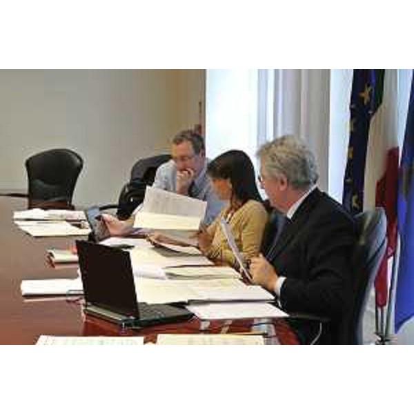 Sergio Bolzonello (Vicepresidente e assessore Attività produttive, Commercio, Cooperazione, Risorse agricole e forestali), Debora Serracchiani (Presidente Regione Friuli Venezia Giulia) e Daniele Bertuzzi (Segretario generale Presidenza Regione FVG) durante la riunione della Giunta regionale - Trieste 10/10/2014