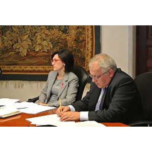 Sara Vito (Assessore regionale Ambiente ed Energia) e Roberto Finardi (Direttore generale Regione FVG) durante la riunione della Giunta regionale - Trieste 10/10/2014