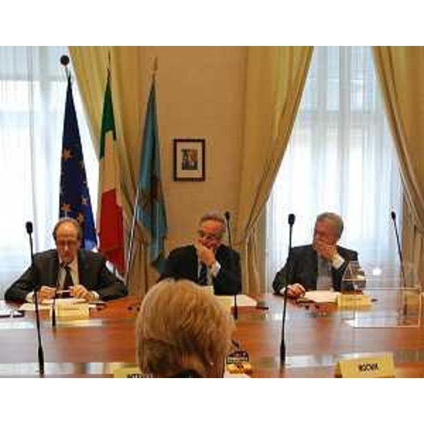 Gianni Torrenti (Assessore regionale Cultura), Gianclaudio Bressa (Sottosegretario Affari regionali) e Daniele Bertuzzi (Segretario generale Presidenza Regione FVG) alla riunione per l'insediamento dei nuovi membri del Comitato istituzionale paritetico per i problemi della Minoranza slovena (legge 38/2001) - Trieste 13/10/2014