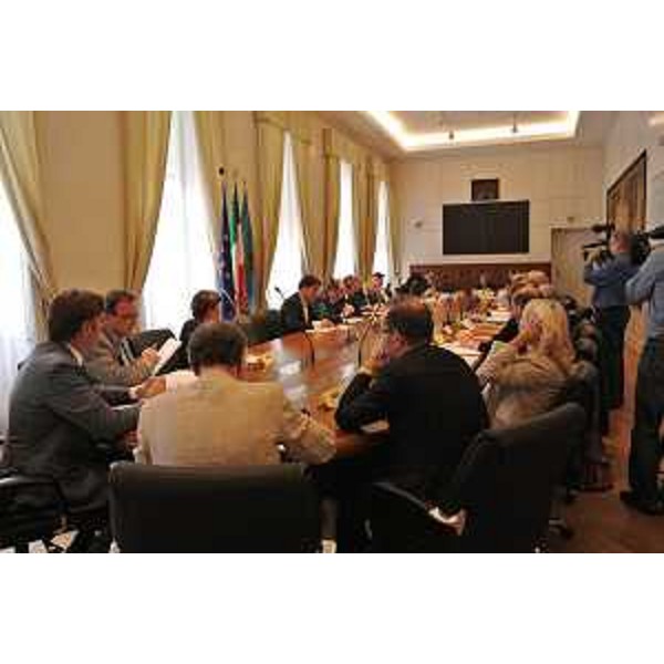 Tavolo della riunione per l'insediamento dei nuovi membri del Comitato istituzionale paritetico per i problemi della Minoranza slovena (legge 38/2001) - Trieste 13/10/2014