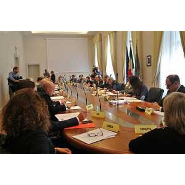 Tavolo della riunione per l'insediamento dei nuovi membri del Comitato istituzionale paritetico per i problemi della Minoranza slovena (legge 38/2001) - Trieste 13/10/2014