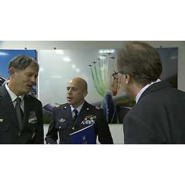 Andrej Osterman (Capo di Stato maggiore Difesa Slovenia) e Gianni Torrenti (Assessore regionale Cultura) all'inaugurazione della mostra fotografica dedicata alla Pattuglia Acrobatica Nazionale (PAN) - Lubiana 15/10/2014