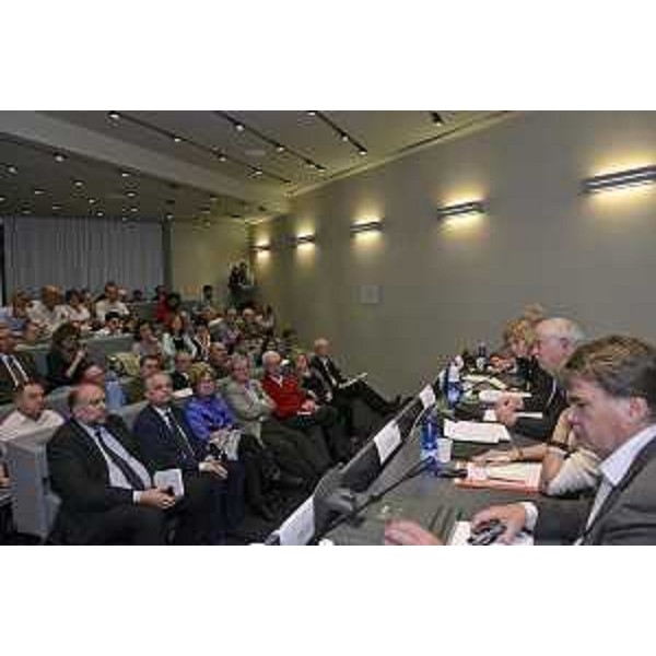 Gli europarlamentari Isabella De Monte, Ivan Jakovcic, Elly Schlein, Ivo Vajgl e Flavio Zanonato al convegno "Nord-Est, la Slovenia e l'Istria croata: obiettivi comuni al Parlamento europeo", promosso da Associazioni Dialoghi europei e moderato dal suo presidente Giorgio Rossetti, nella Sala Tessitori del Consiglio regionale del FVG - Trieste 17/10/2014
