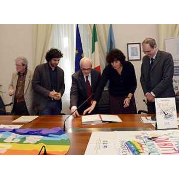 Franco Codega (Consigliere regionale), Federico Angelo Pirone (Assessore Cultura Comune Udine), Flavio Lotti (Coordinatore Marcia della Pace Perugia-Assisi), Loredana Panariti (Assessore regionale Politiche giovanili) e Pietro Biasiol [Dirigente amministrativo Ufficio Scolastico Regionale (USR)] alla sottoscrizione del Protocollo d'intesa con l'Ufficio Scolastico Regionale (USR) e i rappresentanti nazionali e territoriali degli Enti locali per la Pace e i Diritti umani – Trieste 14/10/2014