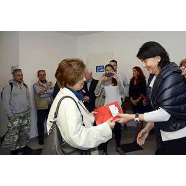 Mariagrazia Santoro (Assessore regionale Lavori pubblici) consegna le chiavi di un alloggio ATER all'assegnataria, nel corso della cerimonia di consegna di 39 alloggi ATER in via Vittorio Veneto 24 - Gorizia 21/10/2014