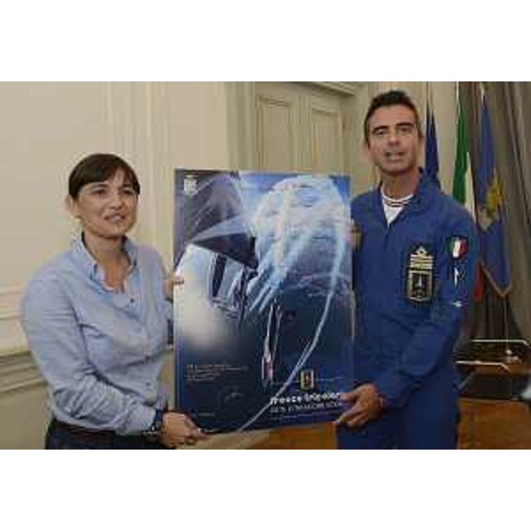 Debora Serracchiani (Presidente Regione Friuli Venezia Giulia) e Jan Slangen (Tenente colonnello, comandante PAN - Pattuglia Acrobatica Nazionale "Frecce Tricolori") presentano in anteprima il poster "Frecce Tricolori 2015. L'Italia che vola" - Trieste 21/10/2014