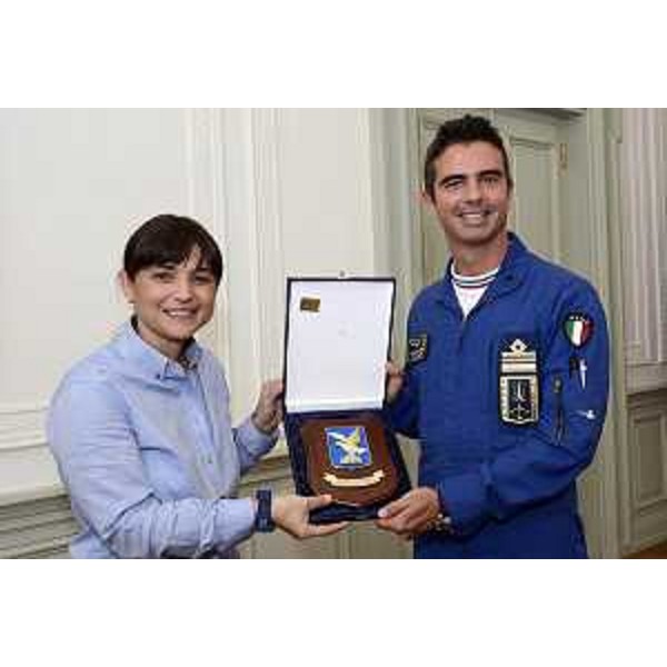 Debora Serracchiani (Presidente Regione Friuli Venezia Giulia) consegna lo stemma della Regione FVG a Jan Slangen (Tenente colonnello, comandante PAN - Pattuglia Acrobatica Nazionale "Frecce Tricolori") - Trieste 21/10/2014