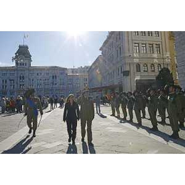 Debora Serracchiani (Presidente Regione Friuli Venezia Giulia) e il generale di Corpo d'Armata Claudio Graziano (Capo di Stato Maggiore Esercito Italiano) passano in rassegna davanti a un picchetto d'onore dei Bersaglieri - Piazza Unità d'Italia, Trieste 22/10/2014
