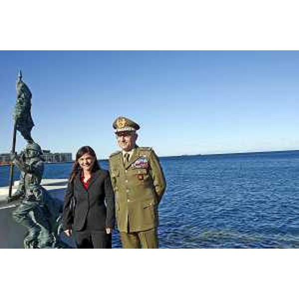 Debora Serracchiani (Presidente Regione Friuli Venezia Giulia) e il generale di Corpo d'Armata Claudio Graziano (Capo di Stato Maggiore Esercito Italiano) sulla Riva Caduti per l'Italianità, accanto al monumento che ricorda l'arrivo dei Bersaglieri a Trieste il 3 novembre 1918 - Piazza Unità d'Italia, Trieste 22/10/2014