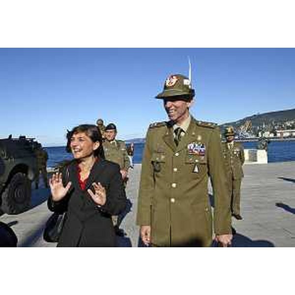 Debora Serracchiani (Presidente Regione Friuli Venezia Giulia) con il generale Michele Risi (Comandante Brigata Alpina Julia) sulla Riva Caduti per l'Italianità - Piazza Unità d'Italia, Trieste 22/10/2014