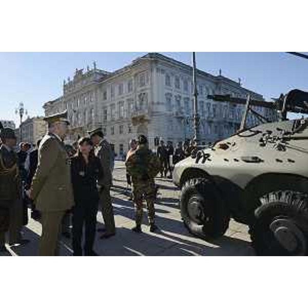 Debora Serracchiani (Presidente Regione Friuli Venezia Giulia) e il generale di Corpo d'Armata Claudio Graziano (Capo di Stato Maggiore Esercito Italiano) - Piazza Unità d'Italia, Trieste 22/10/2014