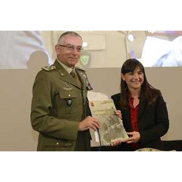 Debora Serracchiani (Presidente Regione Friuli Venezia Giulia) e il generale di Corpo d'Armata Claudio Graziano (Capo di Stato Maggiore Esercito Italiano) presentano il CalendEsercito 2015, nel Salone di Rappresentanza del Palazzo della Presidenza della Regione FVG in piazza Unità d'Italia - Trieste 22/10/2014