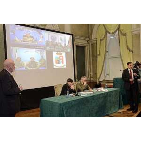 Debora Serracchiani (Presidente Regione Friuli Venezia Giulia) e il generale di Corpo d'Armata Claudio Graziano (Capo di Stato Maggiore Esercito Italiano), durante l'intervento di Domenico Rossi (Sottosegretario Ministero Difesa), alla presentazione di CalendEsercito 2015 condotta da Toni Capuozzo (Giornalista), nel Salone di Rappresentanza del Palazzo della Presidenza della Regione FVG in piazza Unità d'Italia - Trieste 22/10/2014