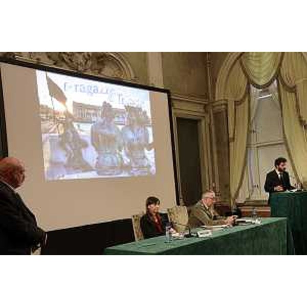 Debora Serracchiani (Presidente Regione Friuli Venezia Giulia) e il generale di Corpo d'Armata Claudio Graziano (Capo di Stato Maggiore Esercito Italiano), durante l'intervento di Andrea Basso (Studente quinto anno Liceo Carducci Trieste), alla presentazione di CalendEsercito 2015 condotta da Toni Capuozzo (Giornalista), nel Salone di Rappresentanza del Palazzo della Presidenza della Regione FVG in piazza Unità d'Italia - Trieste 22/10/2014