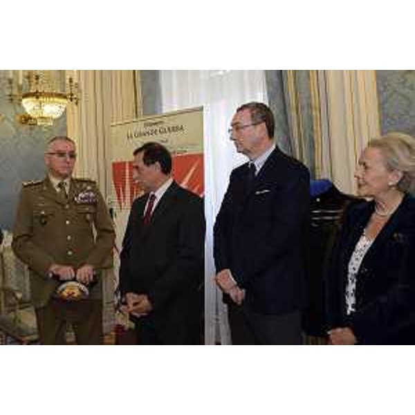 Il generale di Corpo d'Armata Claudio Graziano (Capo di Stato Maggiore Esercito Italiano), Domenico Rossi (Sottosegretario Ministero Difesa), Sergio Bolzonello (Vicepresidente Regione Friuli Venezia Giulia) e Maria Teresa Bassa Poropat (Presidente Provincia Trieste) all'inaugurazione della mostra "La Grande Guerra" allestita dall'Esercito Italiano in Prefettura - Trieste 22/10/2014