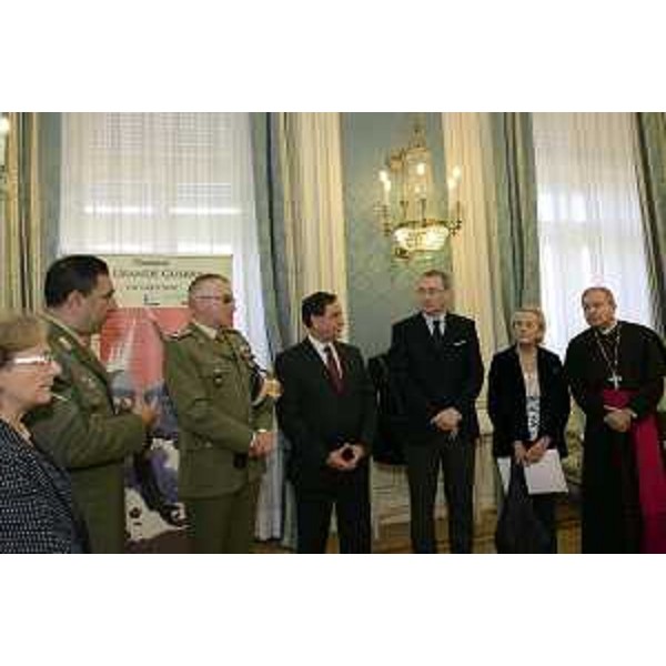 Francesca Adelaide Garufi (Prefetto Trieste), il colonnello Antonino Zarcone (Capo Ufficio Storico Esercito Italiano), il generale di Corpo d'Armata Claudio Graziano (Capo di Stato Maggiore Esercito Italiano), Domenico Rossi (Sottosegretario Ministero Difesa), Sergio Bolzonello (Vicepresidente Regione Friuli Venezia Giulia), Maria Teresa Bassa Poropat (Presidente Provincia Trieste) e monsignor Santo Marcianò (Ordinario Militare d'Italia) all'inaugurazione della mostra "La Grande Guerra" allestita dall'Esercito Italiano in Prefettura - Trieste 22/10/2014