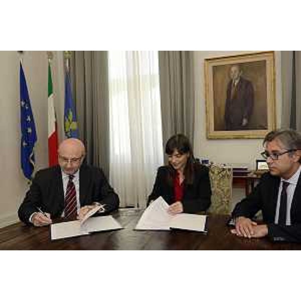 Enrico Bertossi (Presidente Informest Agenzia Sviluppo e Cooperazione economica internazionale), Debora Serracchiani (Presidente Regione Friuli Venezia Giulia) e Francesco Peroni (Assessore regionale Finanze, Patrimonio, Coordinamento e Programmazione Politiche economiche e comunitarie), nella sede della Presidenza della Regione FVG - Trieste 22/10/2014