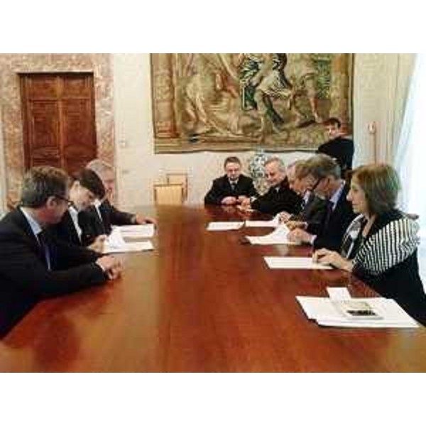 Tavolo Stato-Regione FVG per la revisione del "patto Tremonti-Tondo": F.Peroni (Assessore regionale Finanze), D.Serracchiani (Presidente Regione Friuli Venezia Giulia), D.Bertuzzi (Segretario generale Presidenza Regione FVG), G.Bressa (Sottosegretario Affari regionali e Autonomie), P.C.Padoan (Ministro Economia e Finanze), G.Delrio (Sottosegretario Presidenza Consiglio Ministri) e M.C.Lanzetta (Ministro Affari regionali e Autonomie), a Palazzo Chigi - Roma 23/10/2014
