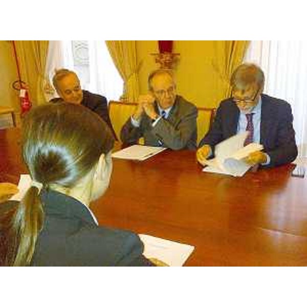 Tavolo Stato-Regione FVG per la revisione del "patto Tremonti-Tondo": Debora Serracchiani (Presidente Regione Friuli Venezia Giulia) di fronte a Gianclaudio Bressa (Sottosegretario Affari regionali e Autonomie), Pier Carlo Padoan (Ministro Economia e Finanze), Graziano Delrio (Sottosegretario Presidenza Consiglio Ministri), a Palazzo Chigi - Roma 23/10/2014
