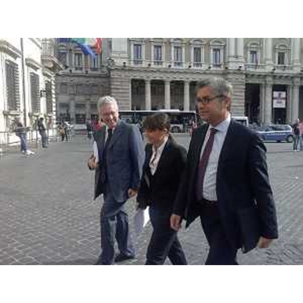 Daniele Bertuzzi (Segretario generale Presidenza Regione FVG), Debora Serracchiani (Presidente Regione Friuli Venezia Giulia) e Francesco Peroni (Assessore regionale Finanze, Patrimonio, Coordinamento e Programmazione Politiche economiche e comunitarie) si avviano a Palazzo Chigi in piazza Colonna - Roma 23/10/2014