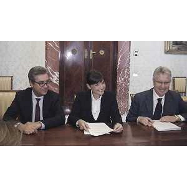 Francesco Peroni (Assessore regionale Finanze), Debora Serracchiani (Presidente Regione Friuli Venezia Giulia) e Daniele Bertuzzi (Segretario generale Presidenza Regione FVG) al Tavolo Stato-Regione FVG per la revisione del "patto Tremonti-Tondo", a Palazzo Chigi - Roma 23/10/2014
