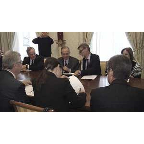 Tavolo Stato-Regione FVG per la revisione del "patto Tremonti-Tondo": D.Bertuzzi (Segretario generale Presidenza Regione FVG), D.Serracchiani (Presidente Regione Friuli Venezia Giulia), F.Peroni (Assessore regionale Finanze), G.Bressa (Sottosegretario Affari regionali e Autonomie), P.C.Padoan (Ministro Economia e Finanze), G.Delrio (Sottosegretario Presidenza Consiglio Ministri) e M.C.Lanzetta (Ministro Affari regionali e Autonomie), a Palazzo Chigi - Roma 23/10/2014