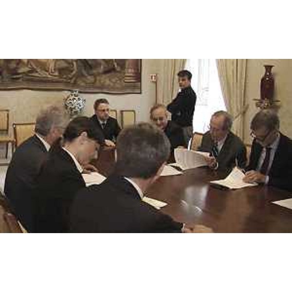Tavolo Stato-Regione FVG per la revisione del "patto Tremonti-Tondo": D.Bertuzzi (Segretario generale Presidenza Regione FVG), D.Serracchiani (Presidente Regione Friuli Venezia Giulia), F.Peroni (Assessore regionale Finanze), G.Bressa (Sottosegretario Affari regionali e Autonomie), P.C.Padoan (Ministro Economia e Finanze) e G.Delrio (Sottosegretario Presidenza Consiglio Ministri), a Palazzo Chigi - Roma 23/10/2014