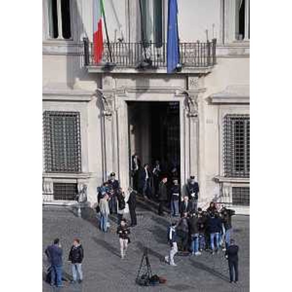 Debora Serracchiani (Presidente Regione Friuli Venezia Giulia) tra i cronisti all'uscita da Palazzo Chigi dopo l'incontro con il Governo - Roma 23/10/2014