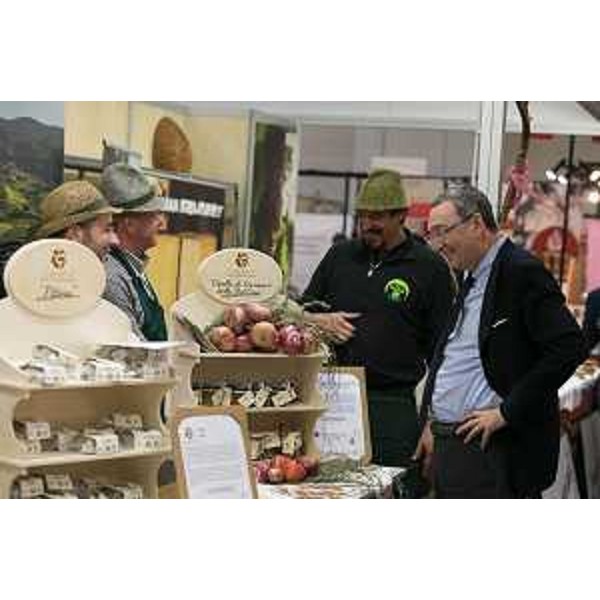 Sergio Bolzonello (Vicepresidente Regione Friuli Venezia Giulia e assessore regionale Attività produttive) visita lo stand del FVG - Salone internazionale del Gusto, Torino 23/10/2014