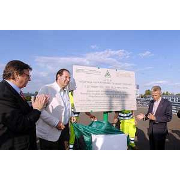 Riccardo Illy (Presidente Regione Friuli Venezia Giulia), Giancarlo Galan (Presidente Regione Veneto) e Giorgio Santuz (Presidente Autovie Venete) alla consegna dei lavori della A28 Portogruaro-Pordenone-Conegliano, che mette in collegamento la A4 e la A27, nel cantiere allestito all'uscita autostradale di Godega. (Godega Sant'Urbano, TV, 12/09/07)