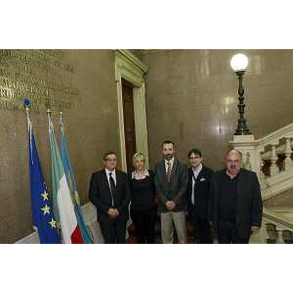 La delegazione della Provincia autonoma della Vojvodina (Repubblica di Serbia), guidata dal vicepresidente Nyilas Mihaly, che ha illustrato l'edizione 2015 di "Festival of Mind", con Alessandro Perelli (Servizio Relazioni internazionali e infrastrutture strategiche), nel Palazzo della Regione - Trieste 23/10/2014
