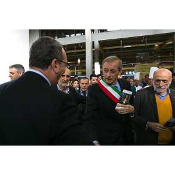 Sergio Bolzonello (Vicepresidente Regione Friuli Venezia Giulia e assessore regionale Attività produttive) saluta Piero Fassino (Sindaco Torino) e Carlo Petrini (Fondatore Slow Food) - Salone internazionale del Gusto, Torino 23/10/2014